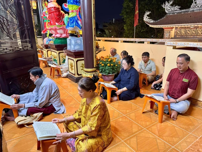 Phật tử về chùa trì tụng kinh Dược Sư cầu nguyện bình an trong năm mới