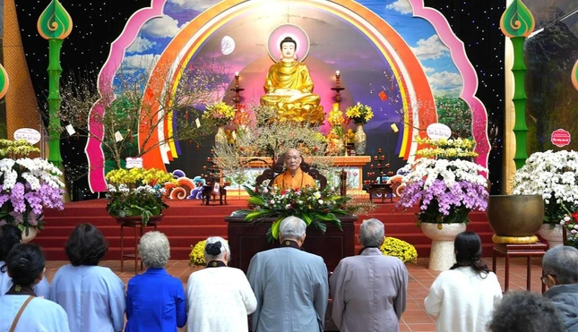 Phật tử đỉnh lễ, khánh tuế Hòa thượng Thích Bảo Nghiêm Phật tử đỉnh lễ, khánh tuế Hòa thượng Thích Bảo Nghiêm