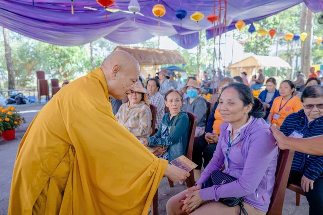 Trưởng lão Hòa thượng chia sẻ quà đầu Xuân Bính Ngọ đến người có hoàn cảnh khó khăn, người mù trên địa bàn tỉnh Đồng Nai Trưởng lão Hòa thượng chia sẻ quà đầu Xuân Bính Ngọ đến người có hoàn cảnh khó khăn, người mù trên địa bàn tỉnh Đồng Nai