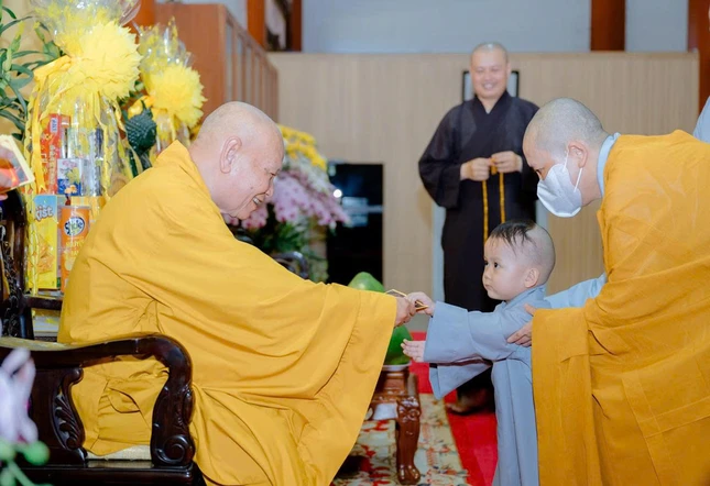 Trưởng lão Hòa thượng trao quà Tết đến chú tiểu Trưởng lão Hòa thượng trao quà Tết đến chú tiểu