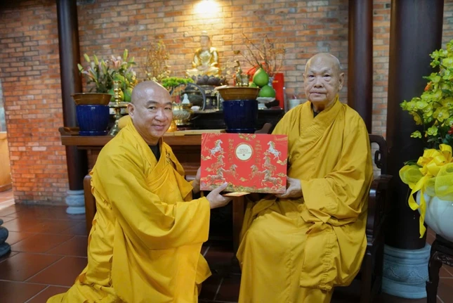 Trưởng lão Hòa thượng Thích Thiện Nhơn trao quà