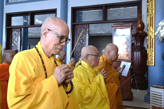 Chư tôn giáo phẩm thắp hương tưởng niệm Hòa thượng Thích Minh Phước