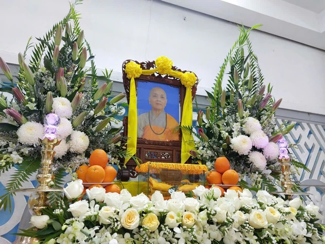 Di ảnh chân dung Ni trưởng Thích Nữ Diệu Vân