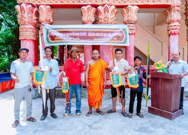 Trao giải cho các đội đạt thứ hạng cao Trao giải cho các đội đạt thứ hạng cao