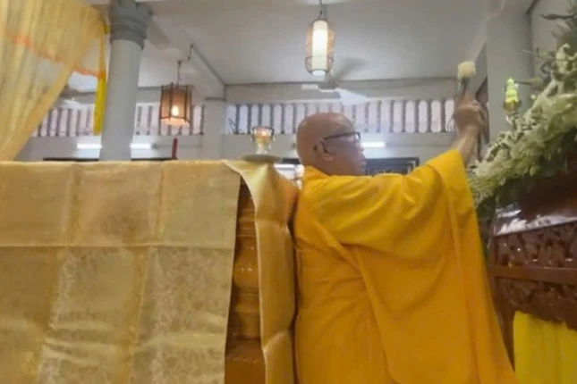 Hòa thượng Thích Minh Tâm cử hành nghi thức niêm hương bạch Phật, sái tịnh