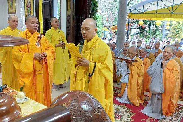 Thượng tọa Thích Giác Nghĩa đương vi sám chủ lễ tang