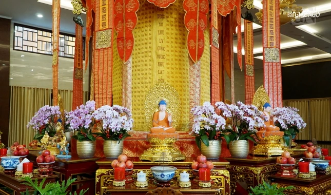 Chư Phật Dược Sư tôn nghiêm tại Việt Nam Quốc Tự