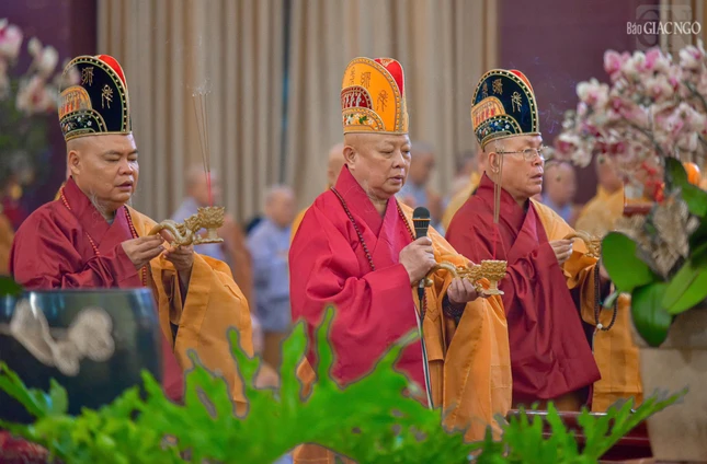 Hòa thượng Thích Lệ Trang, đương vi đàn chủ cùng chư vị đàn chủ niêm hương tại Lễ khai đàn Pháp hội Dược Sư tại Việt Nam Quốc Tự