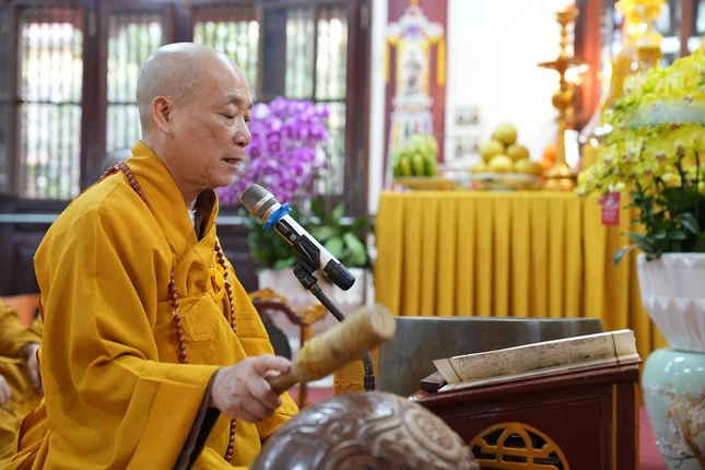 Hòa thượng Thích Bảo Nghiêm trì tụng kinh Vạn Phật