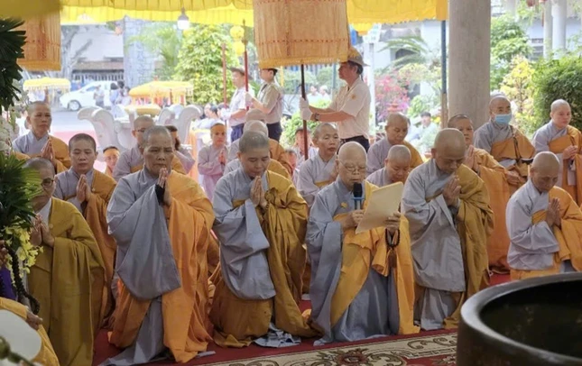 Ni trưởng Thích nữ Diệu Bổn cung tuyên tiểu sử của cố Ni trưởng Thích nữ Diệu Vân