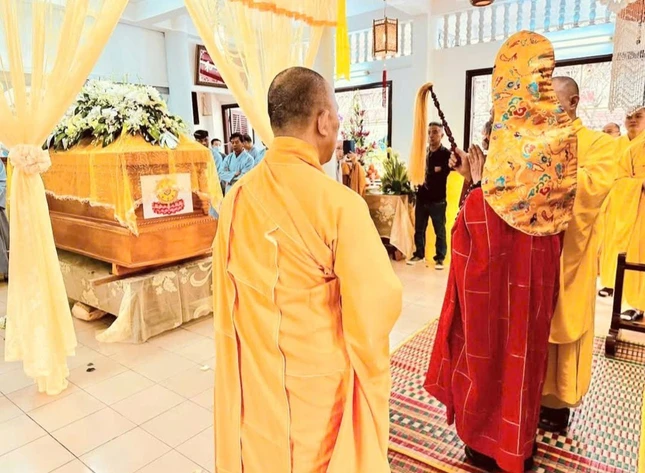 Chư tôn đức Ban Kinh sư thực hiện nghi thức phất trần và phụng tống kim quan nhập bảo tháp