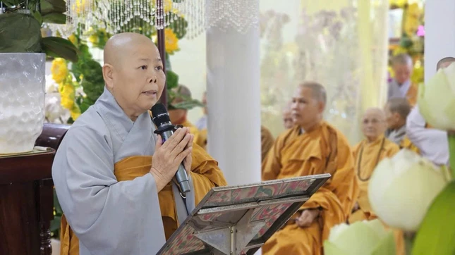 Ni trưởng Thích nữ Tịnh Nghiêm đọc điếu văn tưởng niệm