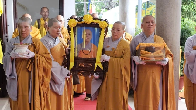 Môn đồ pháp quyến cung thỉnh di ảnh, bát hương, y bát đến nơi nhập bảo tháp thuộc chùa Phật Quang Sơn