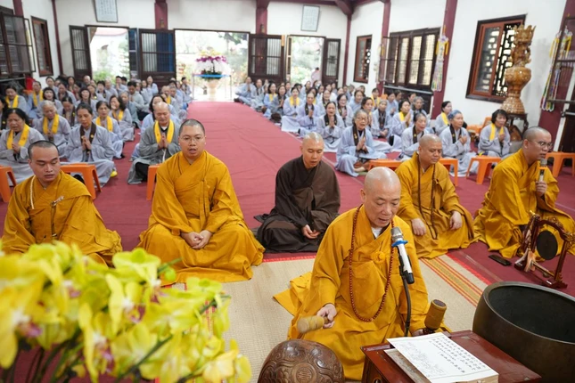 Hòa thượng Thích Bảo Nghiêm dẫn chúng trì tụng kinh Vạn Phật