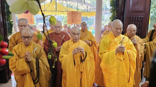 Chư tôn giáo phẩm thắp hương tiễn biệt Ni trưởng Thích nữ Diệu Vân