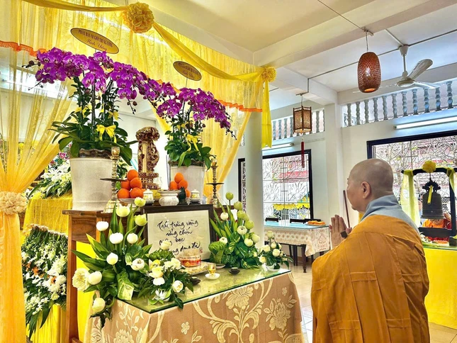 Ni trưởng Tịnh Nghiêm đảnh lễ Giác linh Ni trưởng Diệu Vân