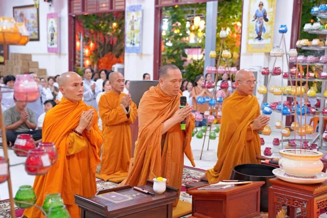 Chư tôn đức đảnh lễ Tam bảo