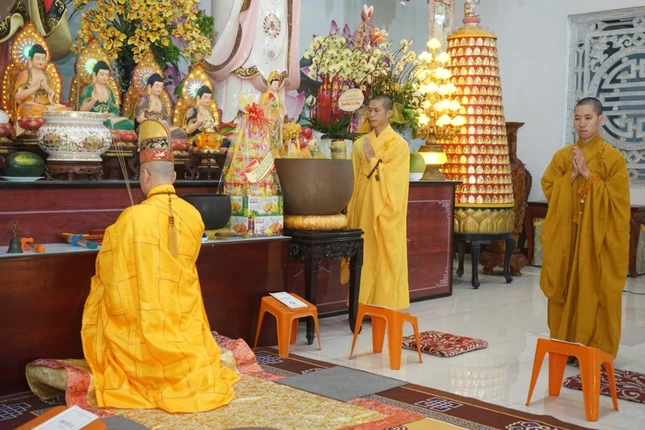 Thượng tọa Thích Thông Đạo chủ trì khóa lễ khai kinh Dược Sư