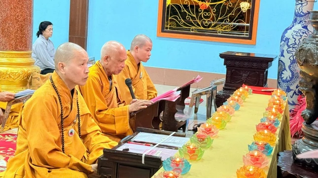 Chư tôn đức trì tụng kinh Dược Sư Chư tôn đức trì tụng kinh Dược Sư