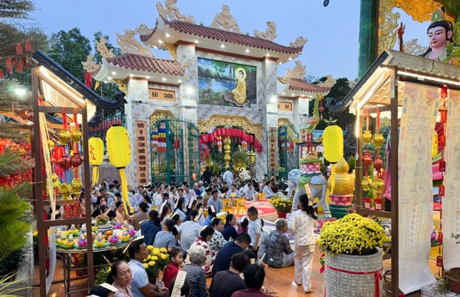 Phật tử về chùa Phước An tham dự khóa lễ cầu an đầu năm