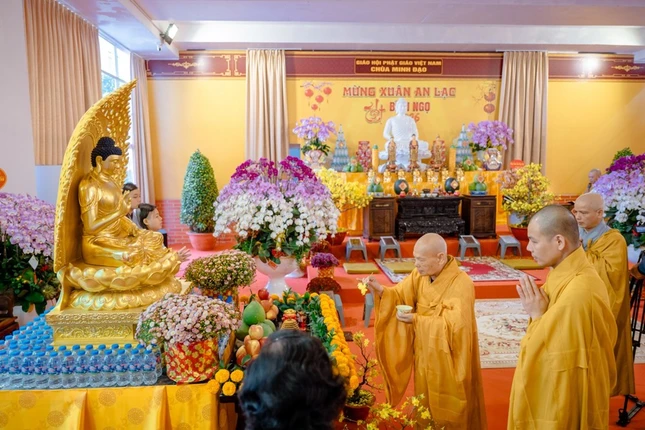 Trưởng lão Hòa thượng Thích Thiện Nhơn sái tịnh đàn tràng