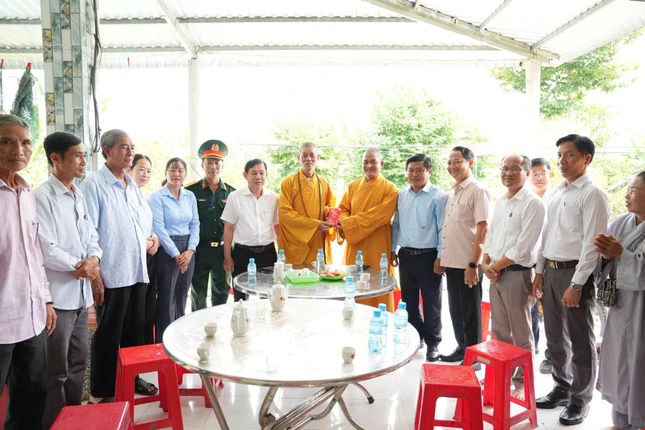 Thượng tọa Thích Lệ Duyên (chùa Pháp Minh) đã phát tâm cúng dường 50 triệu đồng xây dựng công trình cầu Tân Nhơn Hậu