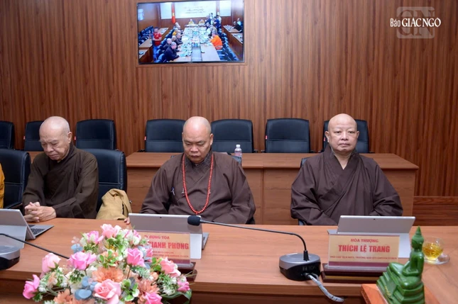 Hòa thượng Thích Lệ Trang cùng chư tôn đức Ban Thường trực Ban Trị sự TP.HCM