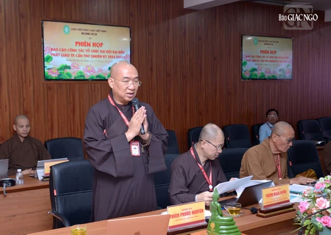 Thượng tọa Thích Phước Nguyên phát biểu tại buổi họp