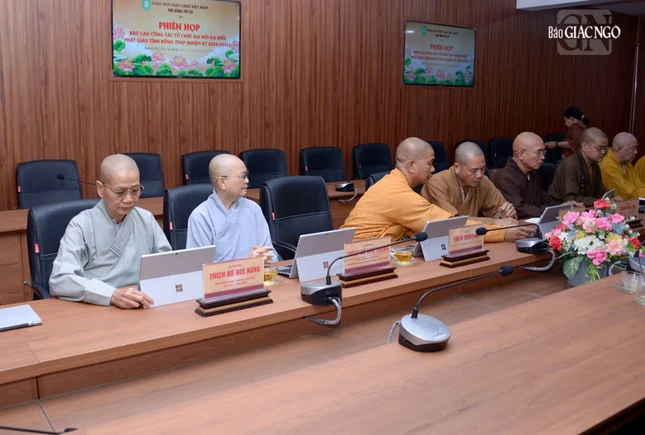 Đại diện Ban Trị sự Phật giáo tỉnh Đồng Tháp họp tại Văn phòng Ban Thường trực Hội đồng Trị sự - thiền viện Quảng Đức vào sáng nay, 27-2-2026