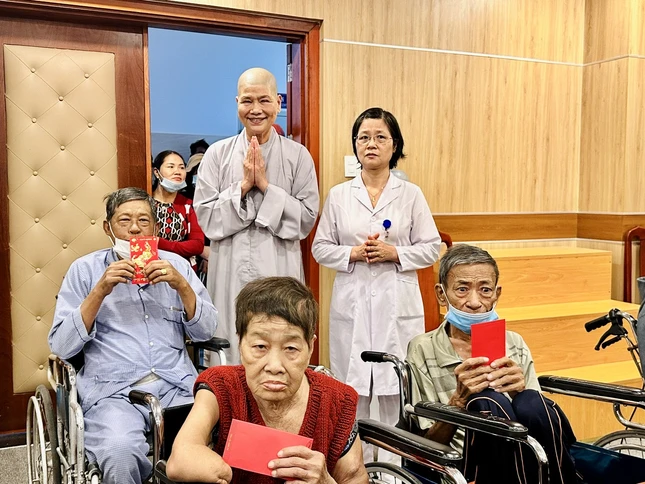 Ni trưởng Thích nữ Tâm Nguyệt trao quà đến bệnh nhân nghèo