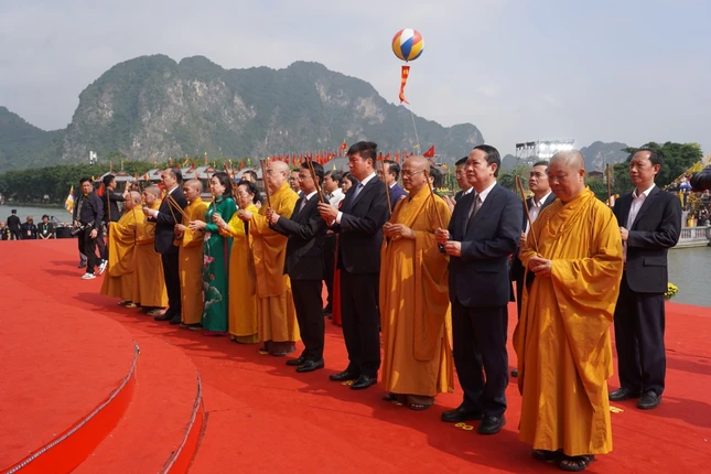 Chư tôn đức và đại biểu dâng hương cầu nguyện quốc thái dân an