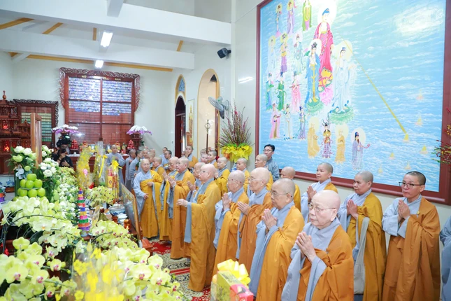 Chư Ni thành kính đảnh lễ Giác linh Ni trưởng Thích nữ Huyền Học