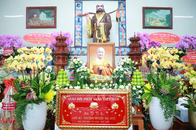 Chư Ni cựu giới tử Ni giai đoạn 1964-1977 dâng khánh vàng tri ân vị giáo phẩm Giới sư truyền giới