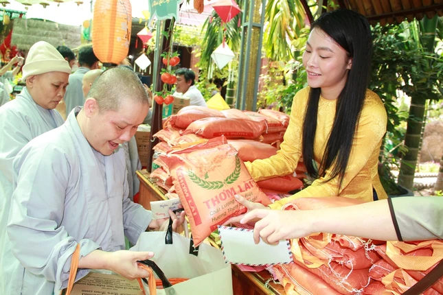 Các Sư cô tham dự phiên chợ Tết Nguyên tiêu 0 đồng