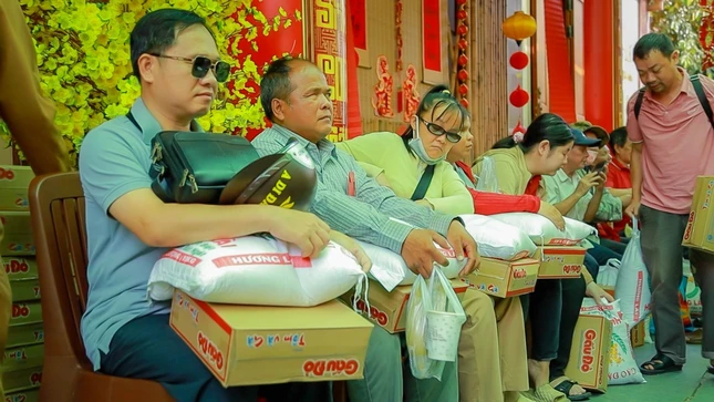 Người khiếm thị nhận quà tại chùa Minh Đạo