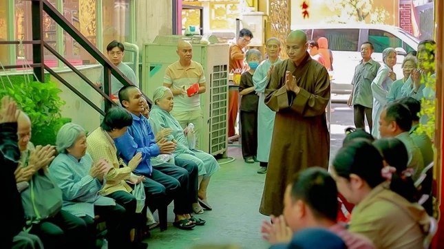 Đại đức Thích Minh Ân chia sẻ với bà con khiếm thị