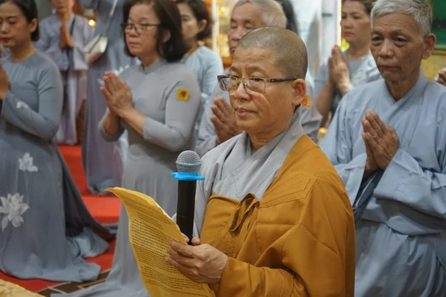 Ni sư Thích nữ Minh Hiền tác bạch Ni sư Thích nữ Minh Hiền tác bạch