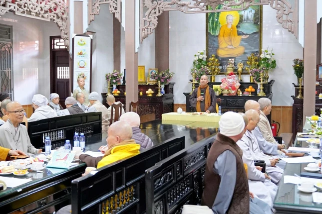Thượng tọa Thích Vạn Trí phát biểu tại buổi họp