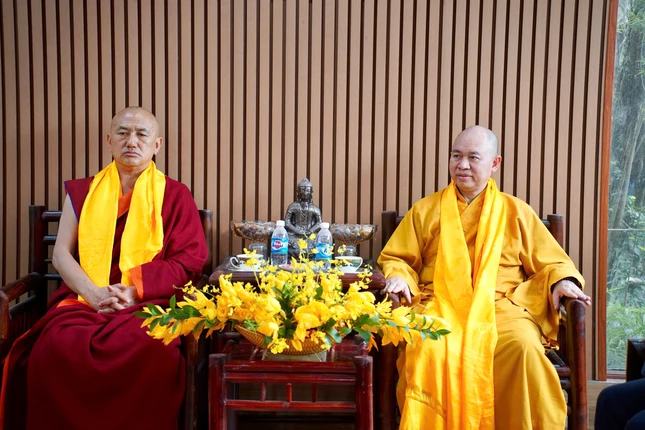 Thượng tọa Thích Đức Thiện tiếp Phó Pháp chủ Leyshog Lopen Sangay Dorji Rinpoche