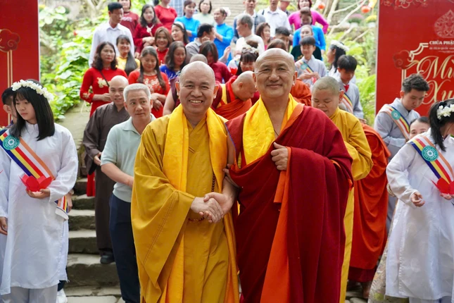 Đoàn tham quan chùa Phật Tích