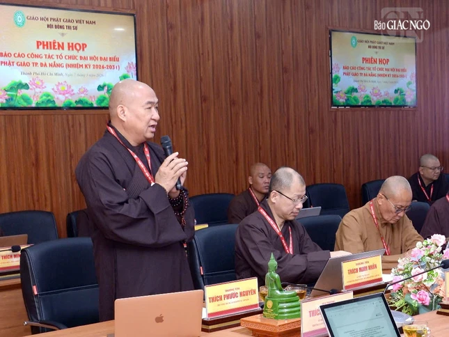 Thượng tọa Thích Phước Nguyên phát biểu định hướng nội dung buổi họp