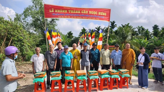 Tặng quà cho bà con tại cầu Ngọc Hưng