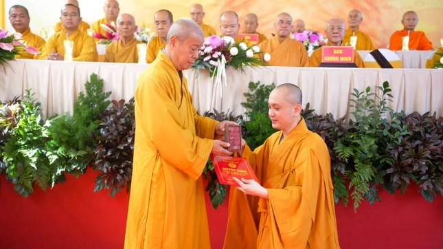Hòa thượng Thích Trí Minh trao con dấu đến Đại đức Thích Minh Tuấn