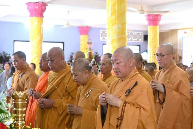 Chư tôn đức dâng hương tưởng niệm cố Trưởng lão Hòa thượng Thích Huệ Thành