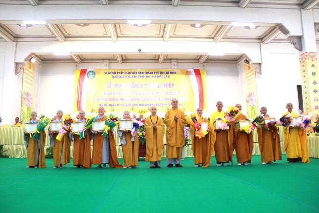 Trao quà và học bổng cho Tăng Ni sinh