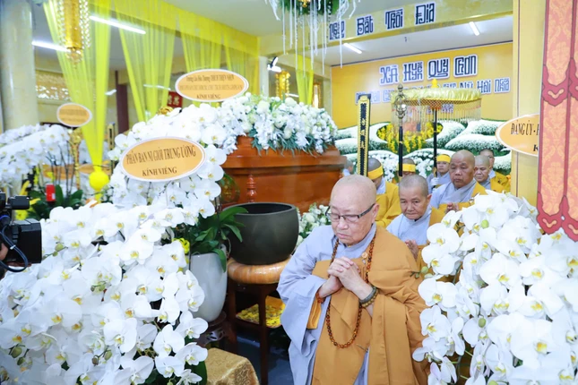 Đoàn hữu nhiễu kim quan tiễn biệt Ni trưởng tân viên tịch