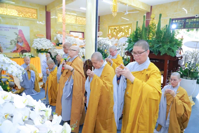 Chư Ni Phân ban Ni giới T.Ư đã thành kính dâng hương tưởng niệm Giác linh Ni trưởng Thích nữ Hải Nghĩa