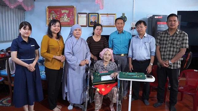 Đoàn trao quà đến mẹ Việt Nam anh hùng