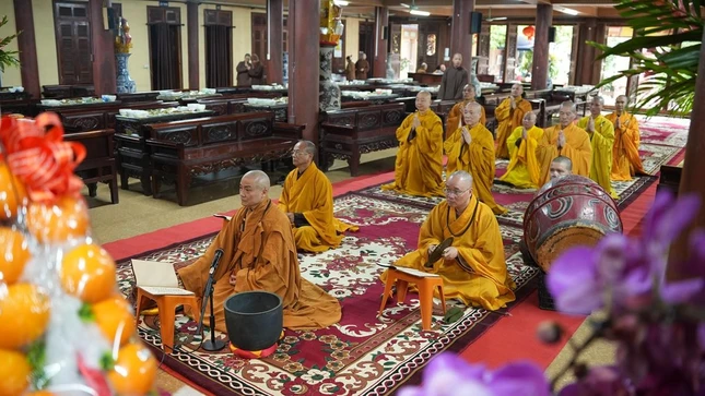 Chư tôn đức thành kính cử hành nghi thức cúng Phật, cúng Tổ Chư tôn đức thành kính cử hành nghi thức cúng Phật, cúng Tổ