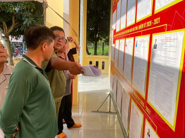 Người dân tỉnh Đồng Tháp xem thông tin đại biểu